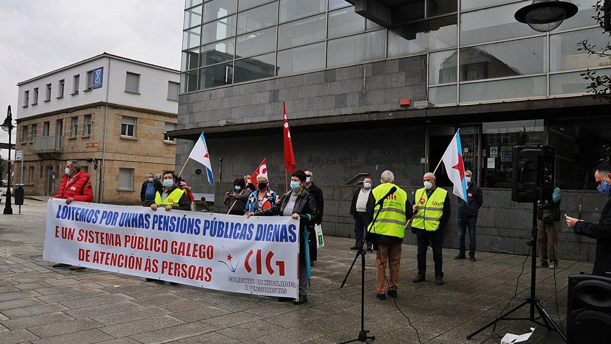 La CIG, que convoca las concentraciones del lunes, protestó ayer en Cangas por las pensiones. |   // G.N.