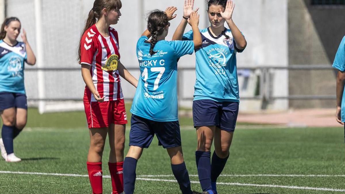 Zaira felicitando a Victoria por uno de sus goles en el Municipal de Oira | .