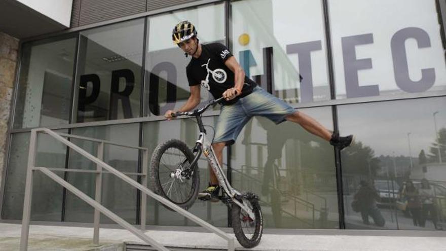 Javi Alonso practica con su bicicleta de trial en el exterior de la sede de Prodintec, entidad que le fabricó sus modernas manetas de los frenos.