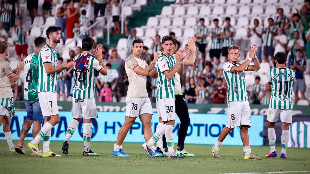 Los futbolistas del Córdoba CF devuelven los aplausos a la grada de El Arcángel tras cerrar el curso.