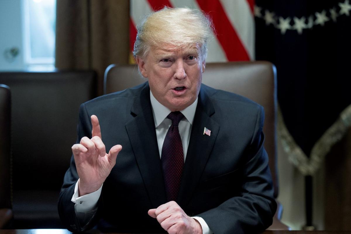 MRX01 WASHINGTON ESTADOS UNIDOS 23 01 2019 - El presidente de los Estados Unidos Donald J Trump asiste este miercoles a una reunion sobre politica de inmigracion con miembros de la administracion Trump y lideres conservadores en el Gabinete de la Casa Blanca en Washington DC EE UU EFE Michael Reynolds MRX01 WASHINGTON ESTADOS UNIDOS 23 01 2019 - El presidente de los Estados Unidos Donald J Trump asiste este miercoles a una reunion sobre politica de inmigracion con miembros de la administracion Trump y lideres conservadores en el Gabinete de la Casa Blanca en Washington DC EE UU EFE Michael Reynolds