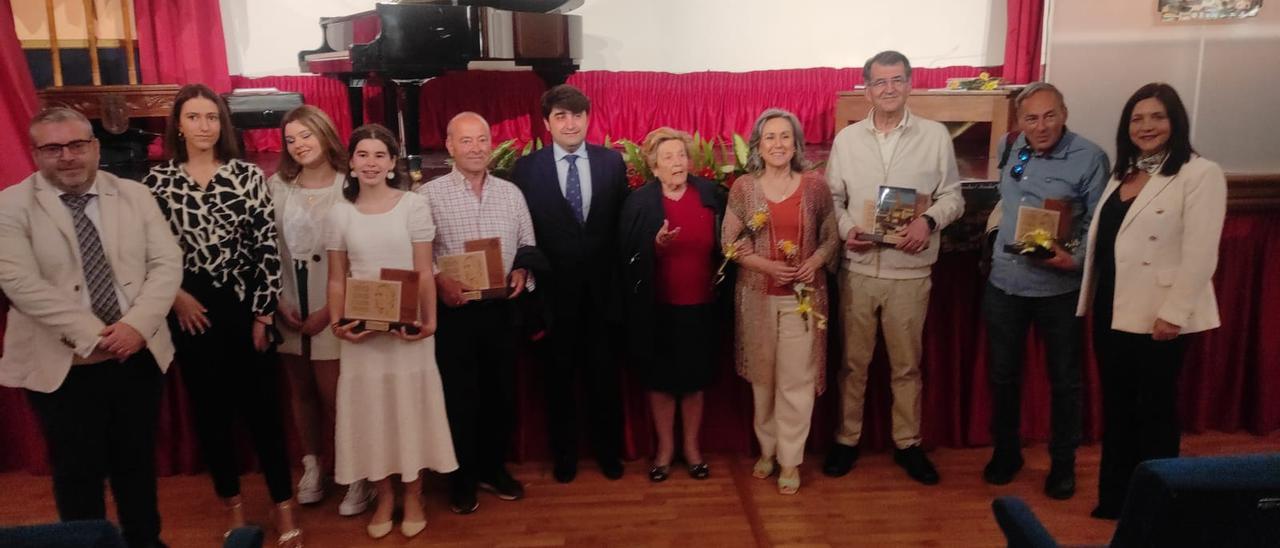 Foto de familia de autoridades, premiados y resto de participantes en el acto tras la entrega del premio.