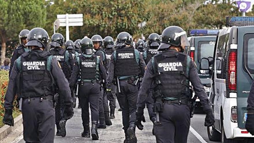 Antiavalots de la Policia Nacional, l&#039;1-O de 2017, a Sant Julià (esquerra); Mossos a Girona l&#039;1-O passat (dreta).