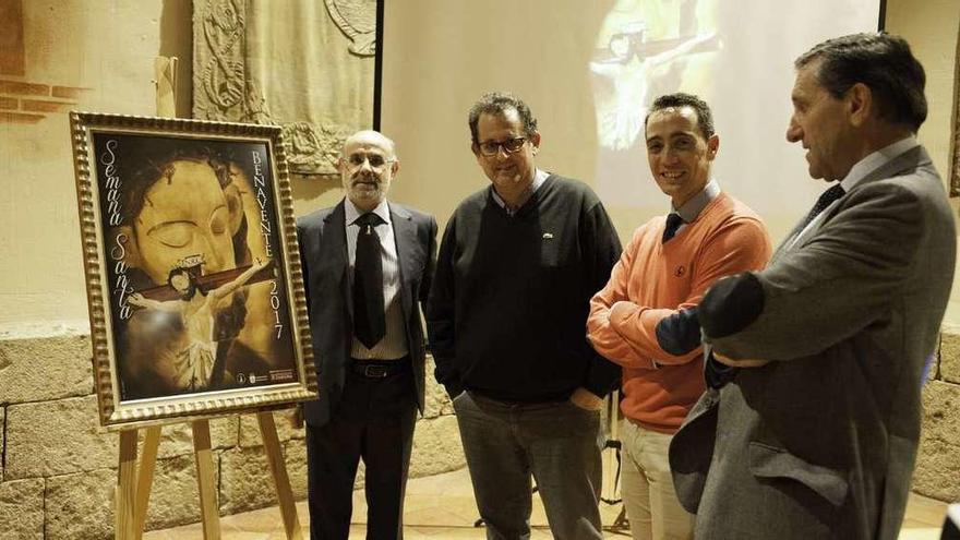 Paulino Galván, Pablo González, Luciano Huerga y José María Esguevillas, junto al cartel.