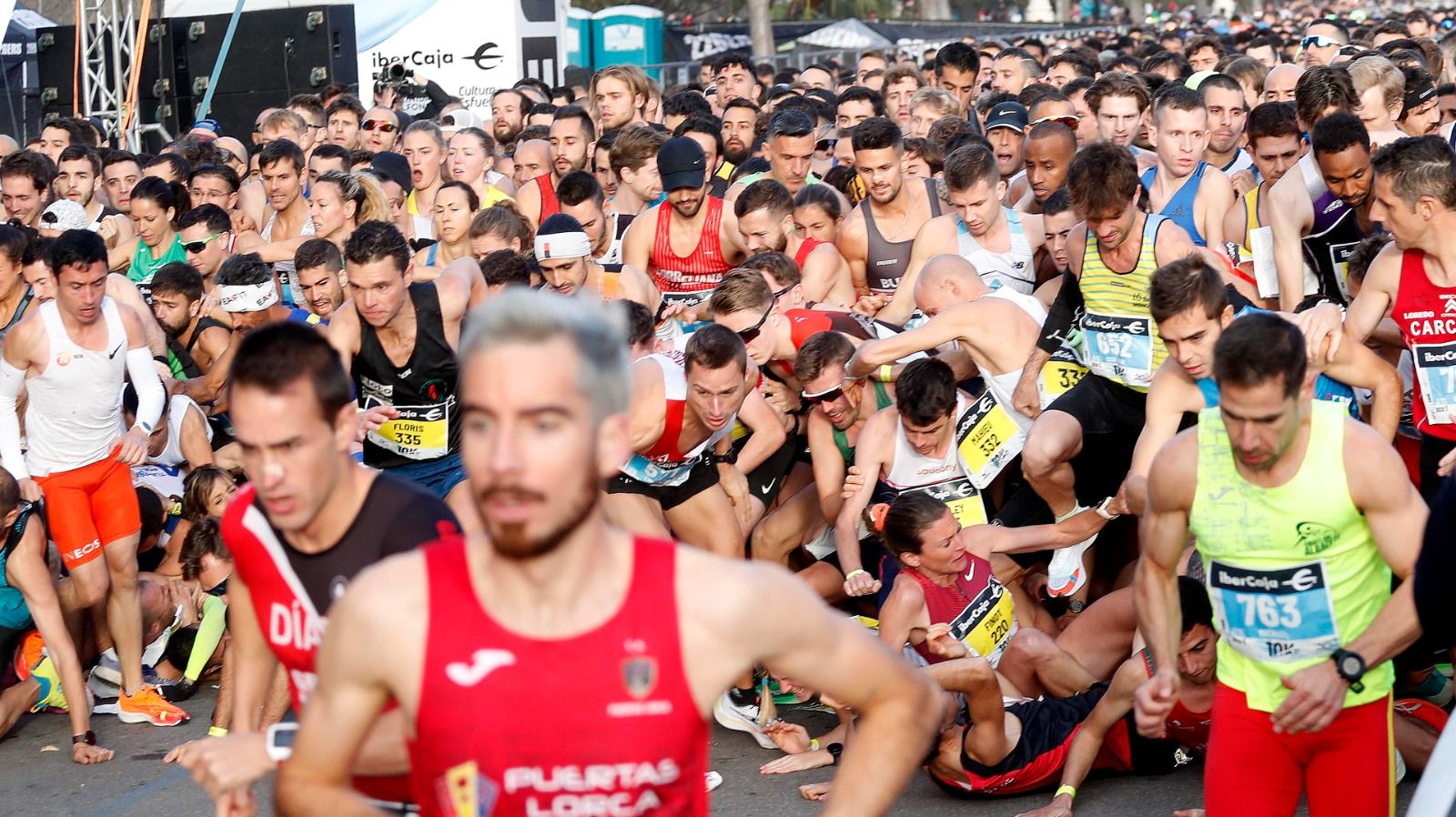 Montones y gente en el suelo en una accidentada salida de la 10K en València