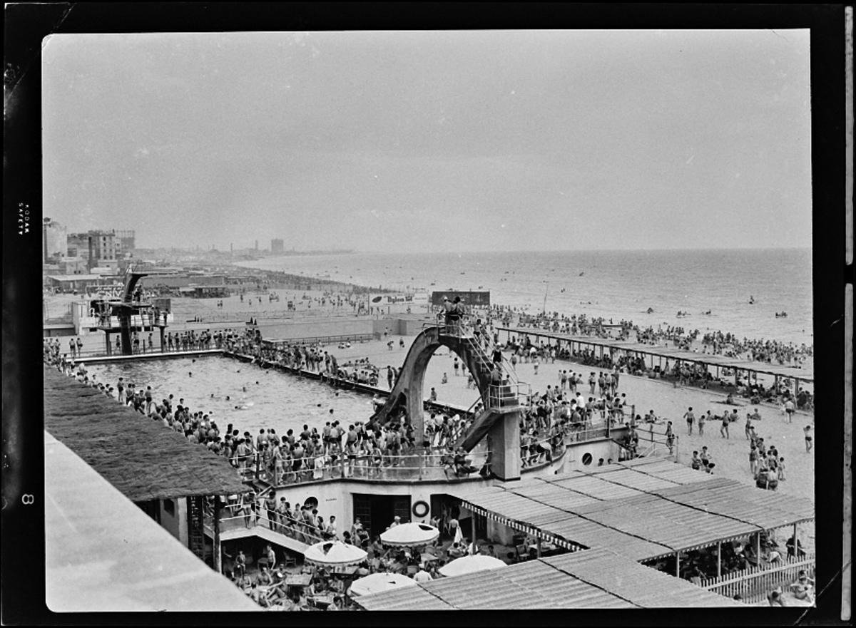 Piscina con tobogan y playa de los Baños de Sant Sebastià, en la Barceloneta