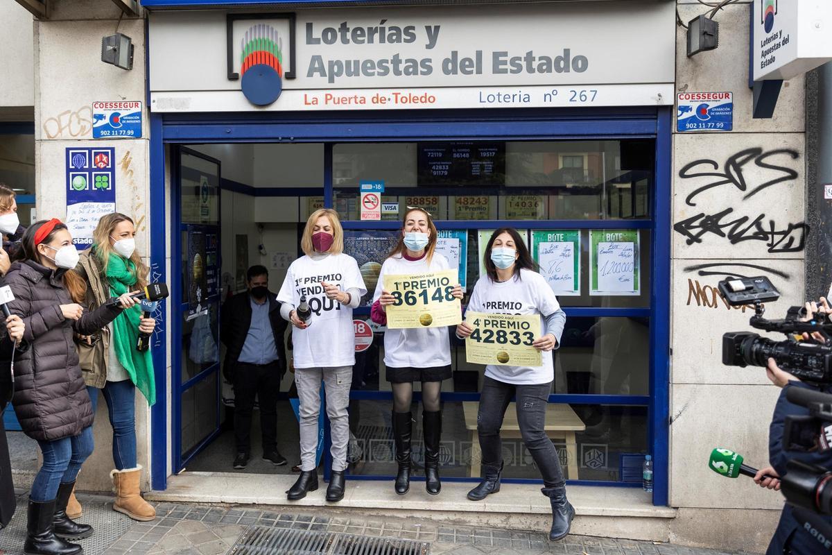 Una serie del Gordo se vende en una administración de la calle Toledo de Madrid.