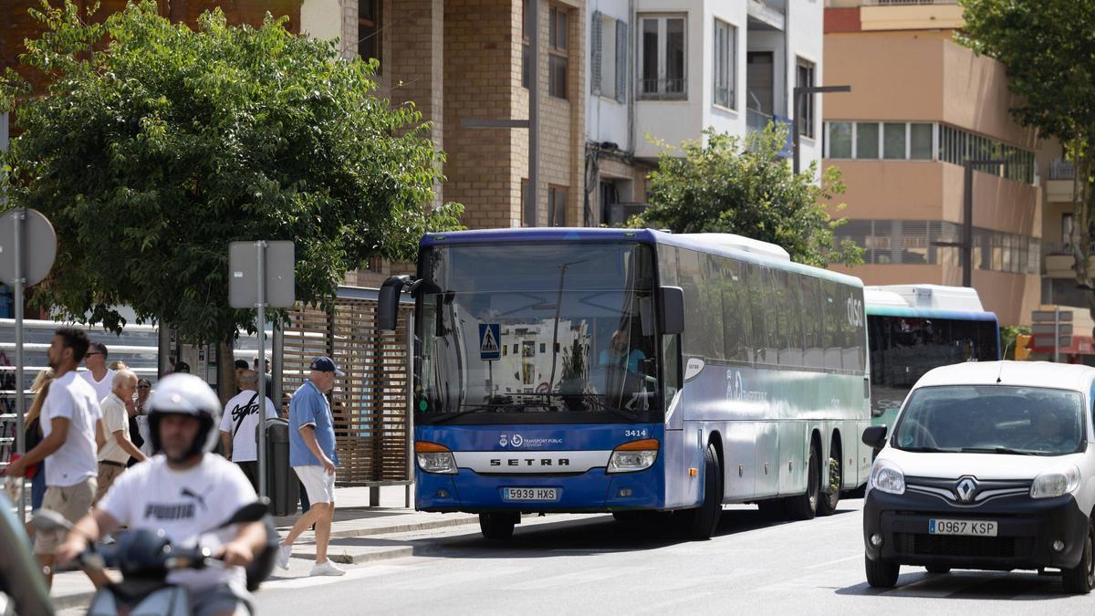 Un autobús en la parada de Isidor Macabich de Ibiza.