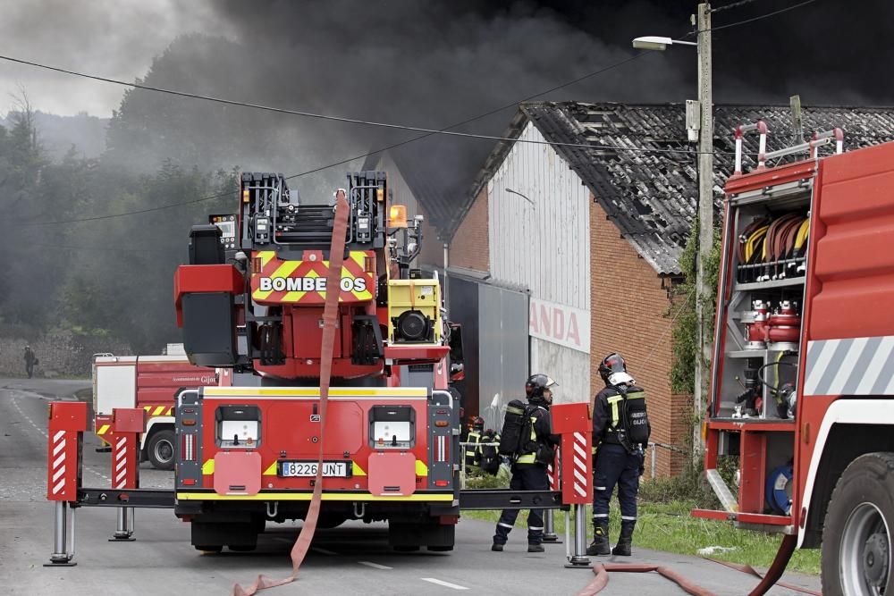 Arde una nave industrial abandonada en un polígono de Gijón