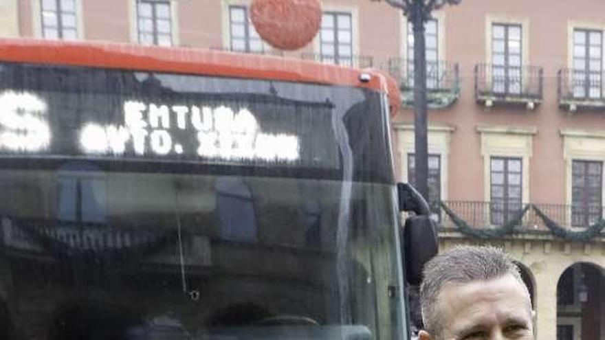 Juan José Piniella, gerente de Emtusa, en la presentación de los nuevos autobuses de la empresa.