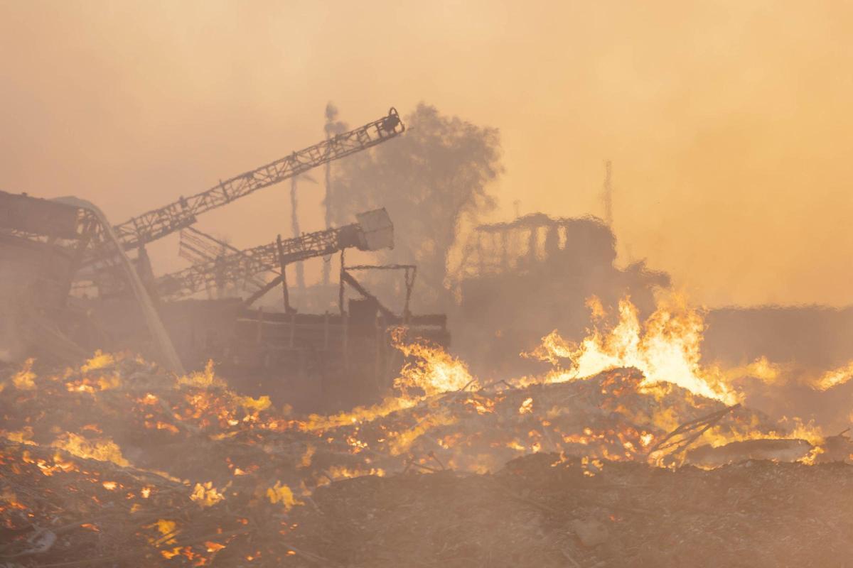 Incendio en Tenerife: continúan los trabajos de bomberos, que pueden durar varios días