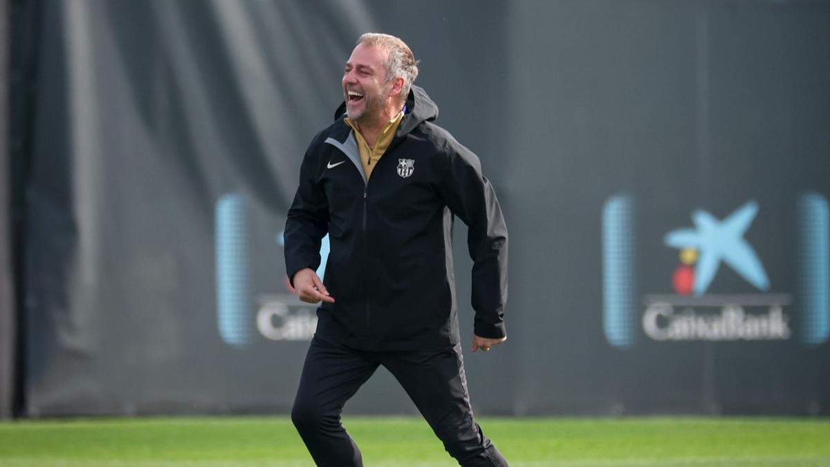 Flick, en el entrenamiento previo del FC Barcelona - Atlético de Madrid