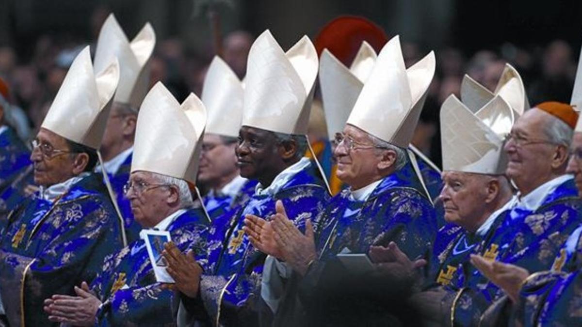 Un grupo de cardenales aplauden a Benedicto XVI al final de la misa del Miércoles de Ceniza, el pasado día 13.