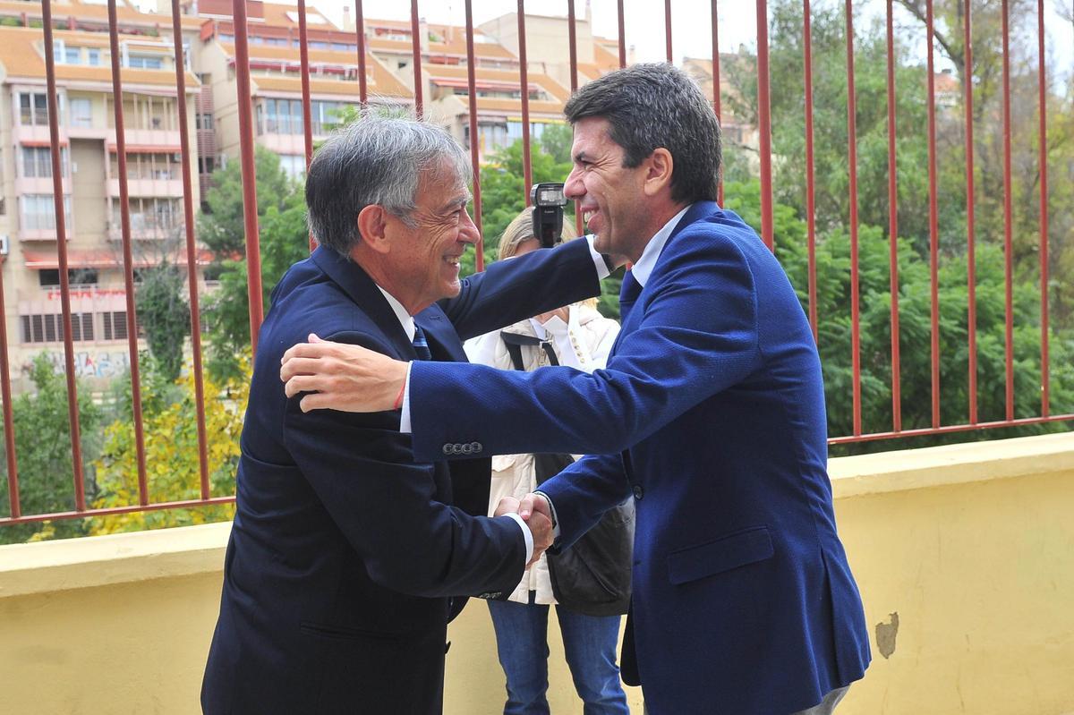 Carlos Mazón se abraza con el presidente de la Fundación Salud Infantil cuando anunció hace un año la financiación de parte del proyecto