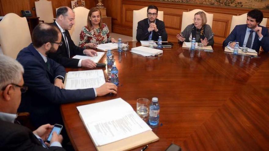 La presidenta de la Diputación (centro) preside la reunión de la comisión mixta. // Rafa Vázquez