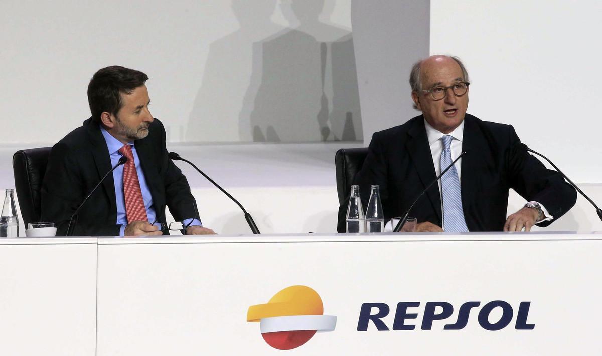 GRA121 MADRID, 20/05/2016.- El presidente de Repsol, Antonio Brufau (d), y el consejero delegado, Josu Jon Imaz, durante la junta general de accionistas que la empresa celebra hoy en Madrid. EFE/Zipi