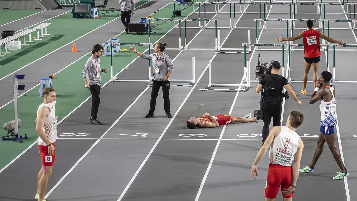 Jason Joseph celebra su victoria y otros finalistas miran los resultados sin preocuparse de Llopis, en el suelo