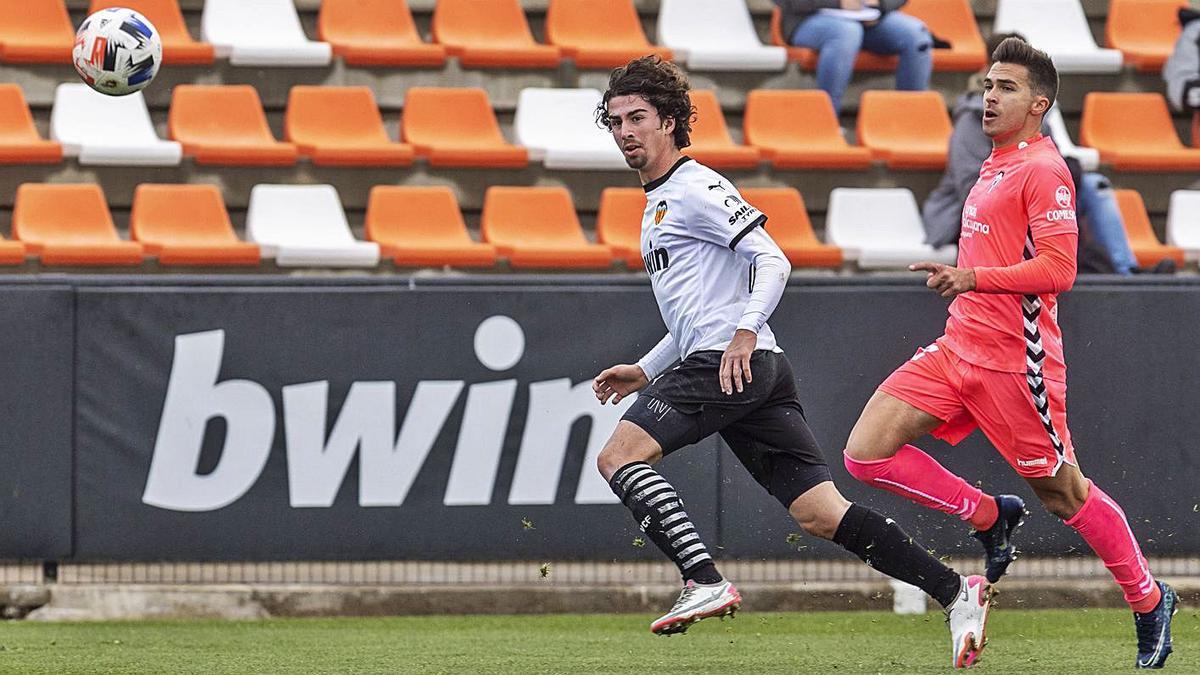 Hugo González centra desde la derecha durante el partido de ayer en Paterna.  | VALENCIA CF