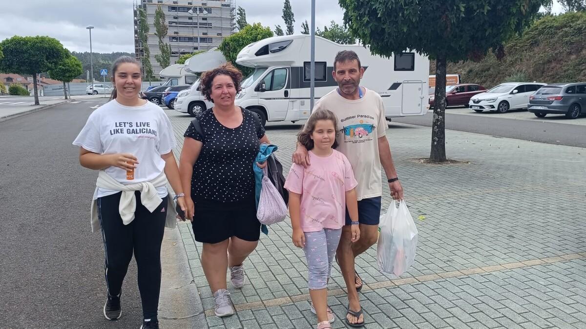 Imagen de archivo de na familia usuaria del área de autocaravanas de Milladoiro