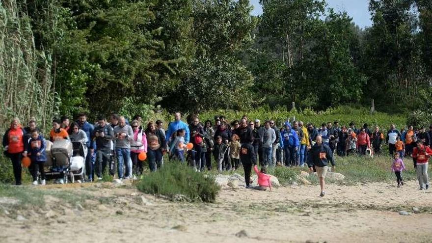 Participantes en una &quot;andaina&quot; por Cambados. // Noé Parga