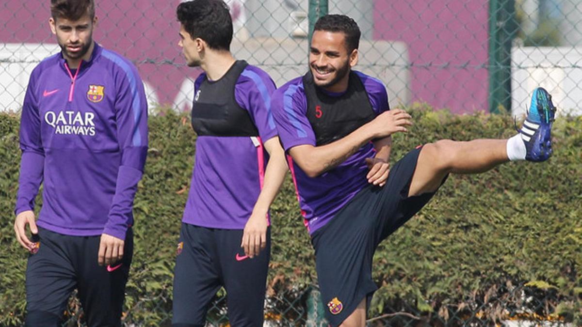 Douglas en un entreno con Piqué y Bartra