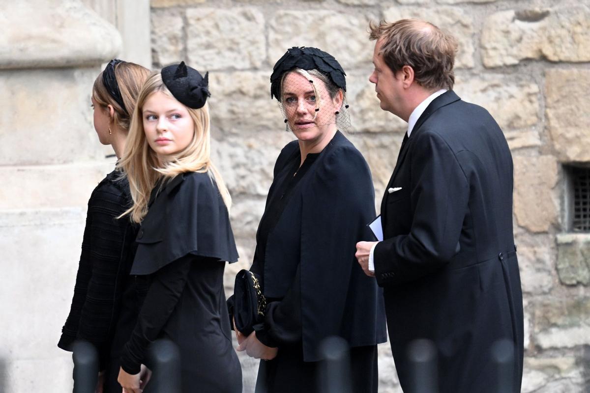 Los hijos de la reina Camilla, Tom Parker-Bowles, Laura Lopes y su familia en el funeral de la reina Isabel II