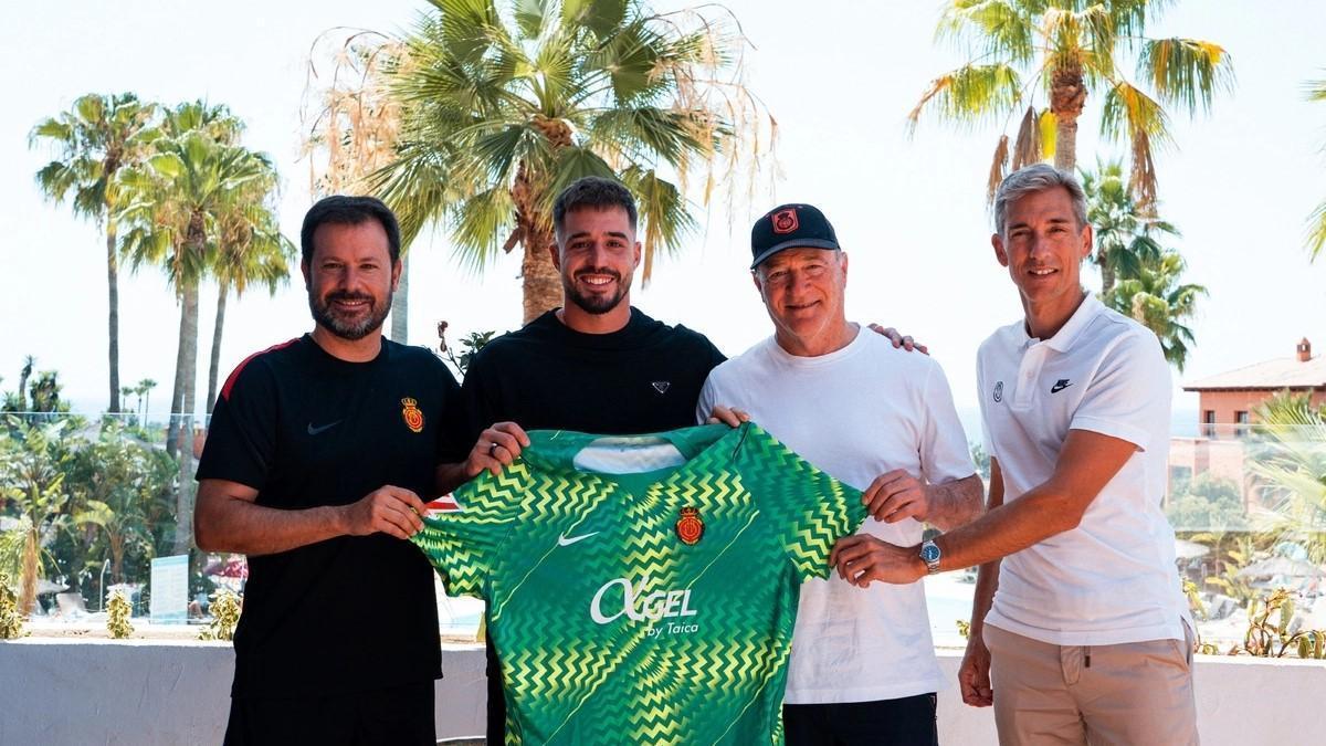 Pablo Ortells, Arnau Tenas, el presidente del Mallorca Andy Kohlberg y Alfonso Díaz