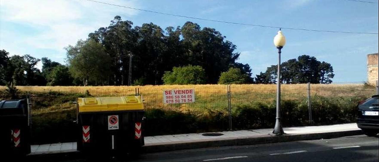 Uno de los carteles que anuncia la venta de fincas del campo de golf rústico.