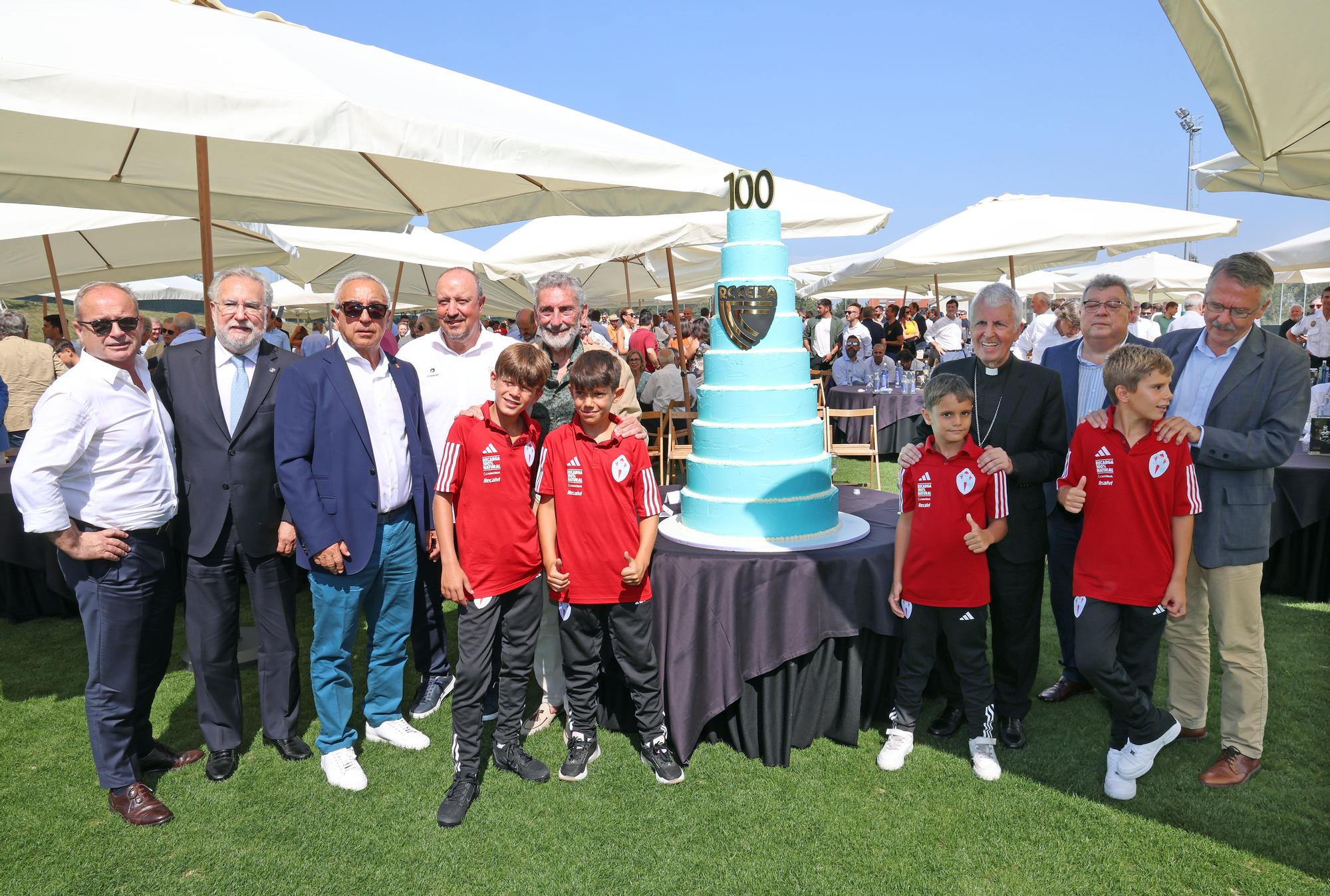 El Celta se rodea de su gran familia y de representantes institucionales por su centenario