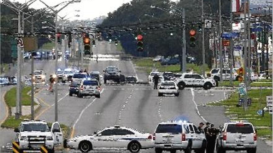 Ampli dispositiu policial després del tiroteig a Baton Rouge.