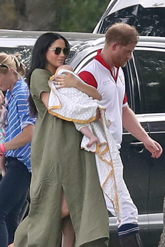 Meghan Markle con el pequeño Archie y el principe Harry en un partido de polo