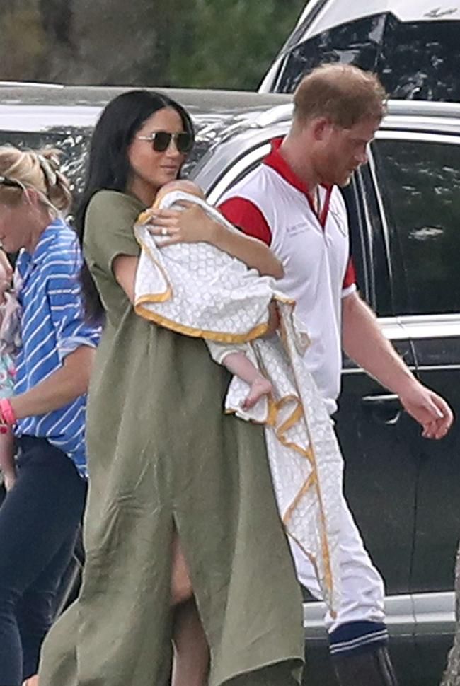 Meghan Markle con el pequeño Archie y el principe Harry en un partido de polo