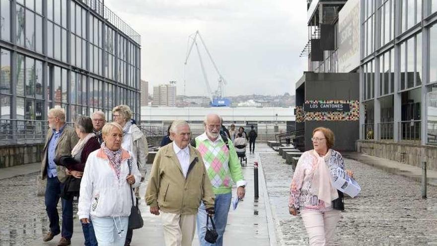 Un grupo de turistas pasea por A Coruña.