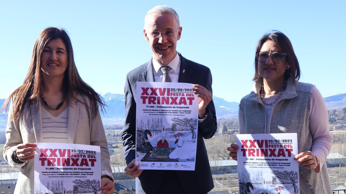 L'alcalde de Puigcerdà, Albert Piñeira, amb la regidora de Turisme, Carme Mas, mostrant el cartell de la 26a edició de la Festa del Trinxat.