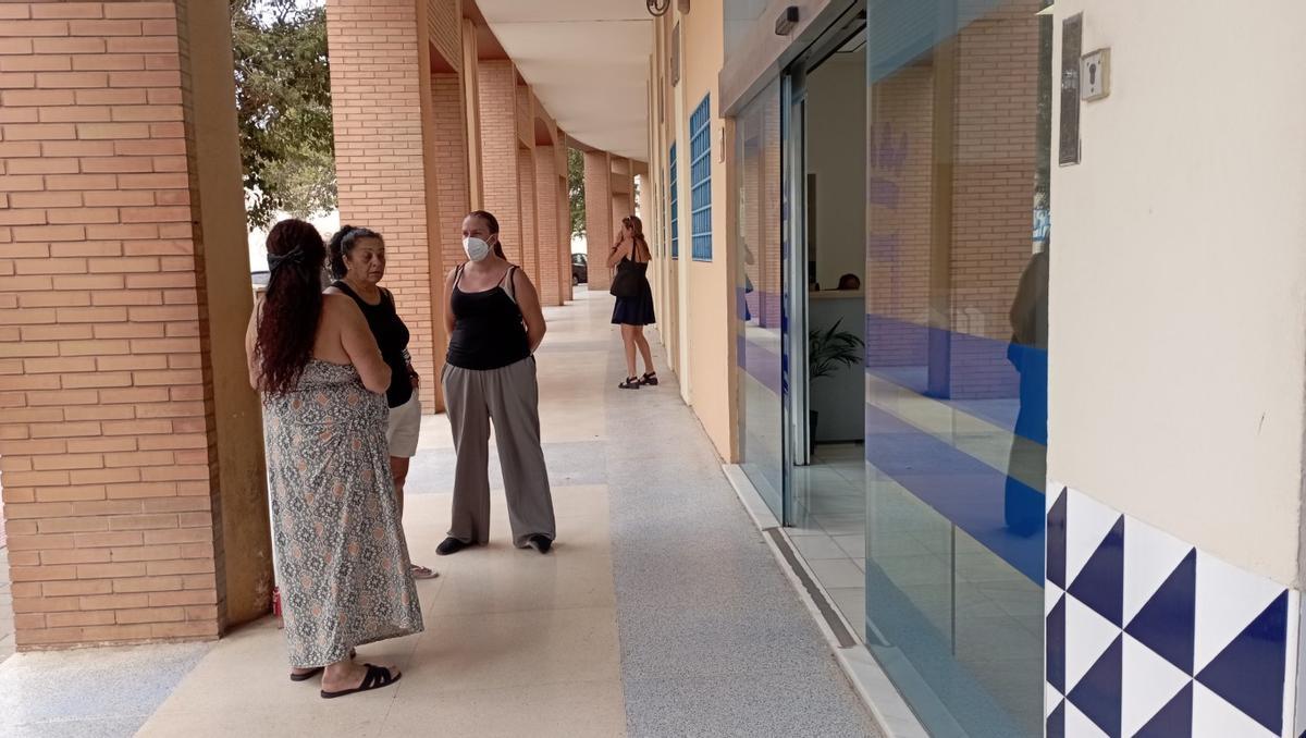 Algunas de las mujeres desahuciadas esperaban cita ayer en el IMV.