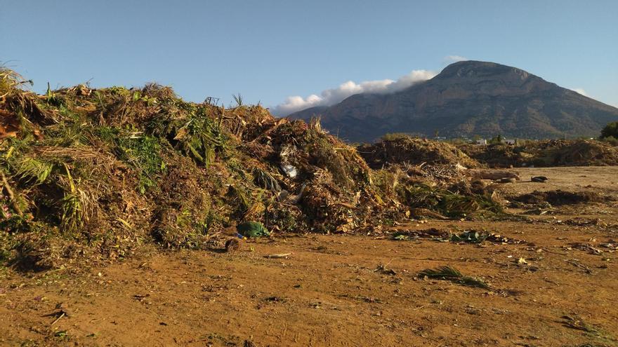 Xàbia cierra una semana su planta de restos verdes por el incendio en la de Llutxent