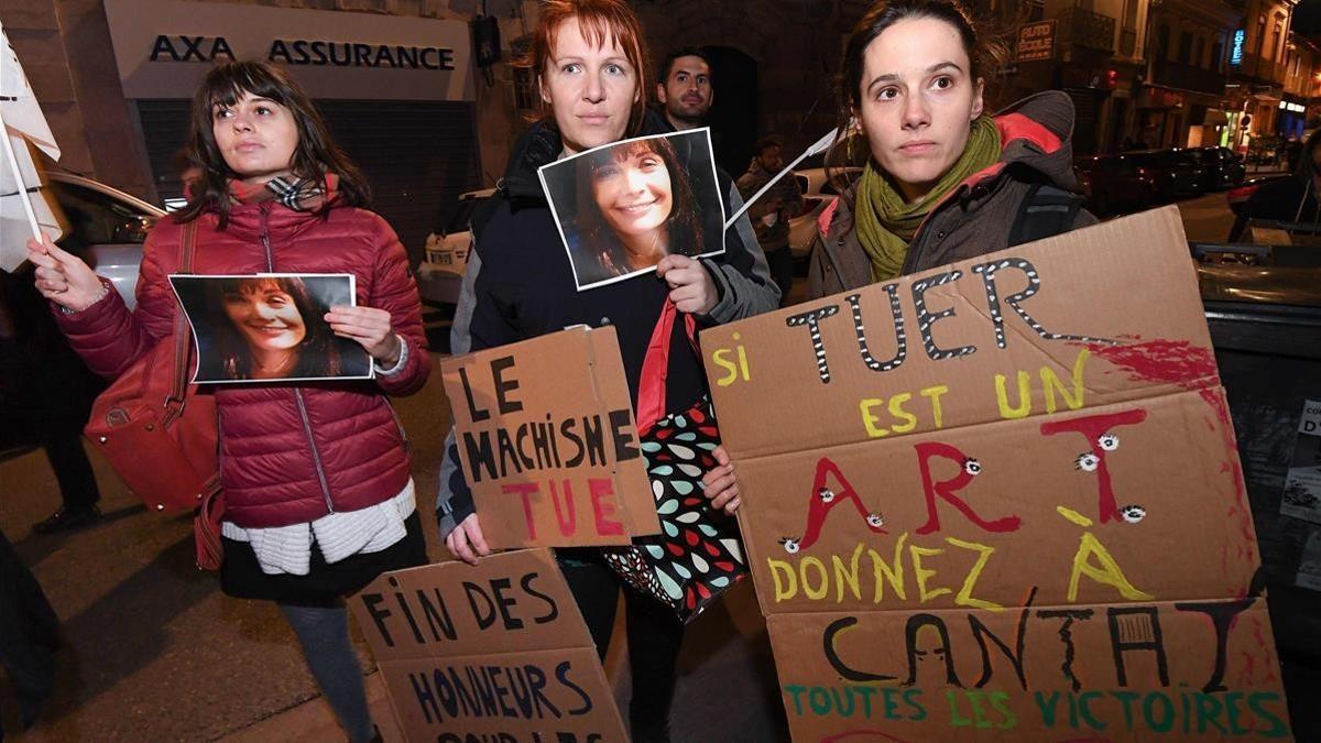 zentauroepp42489627 women from feminist organizations holding photos of late fre180318173120