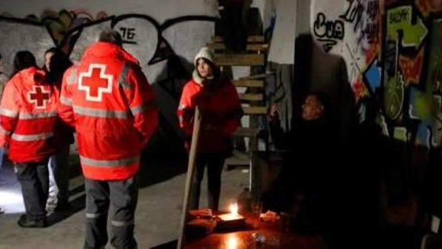 La Creu Roja amb persones que viuen a les naus buides de la carretera Barcelona, de Girona, dijous.