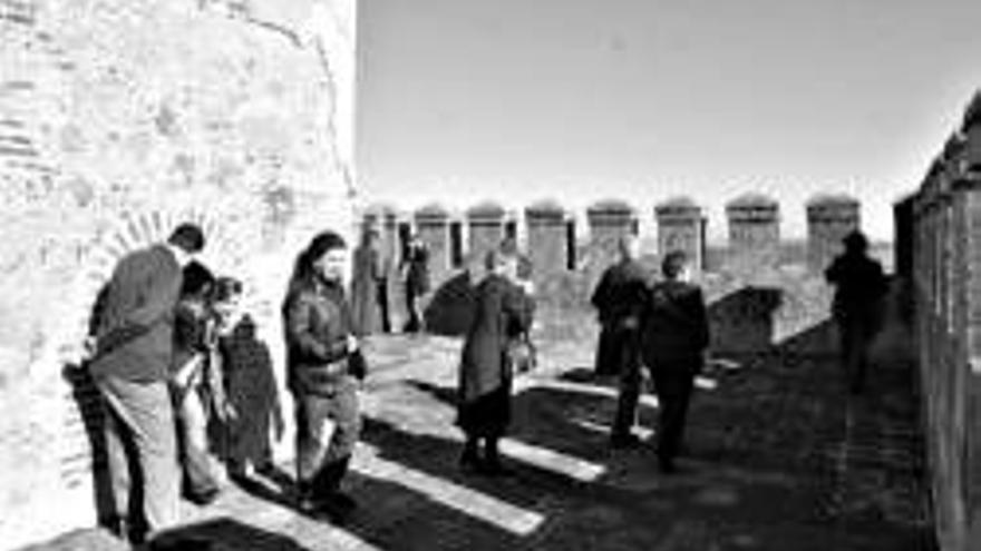 Un centenar de visitantes se acercan a la alcazaba