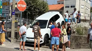 Acaba encajada con su coche en un puente del siglo XV, en Sabarís: ¿otra vez el GPS?