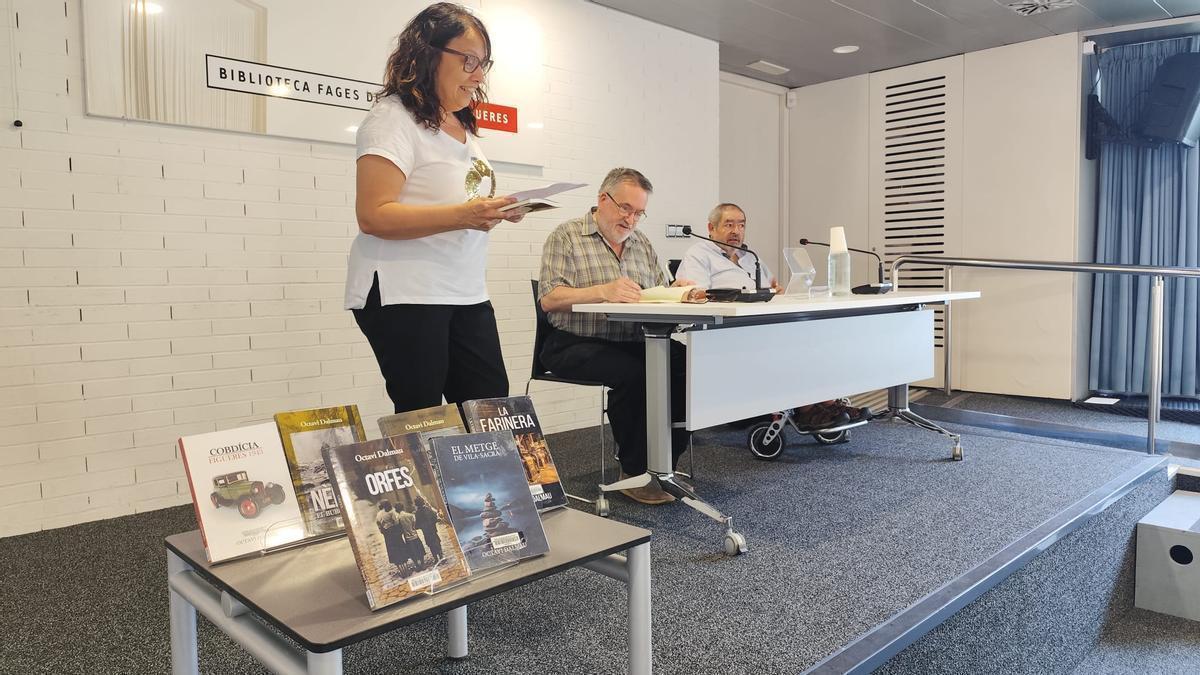 La directora de la biblioteca, Nati Vilanova, l'historiador Alfons Romero i l’autor Octavi Dalmau, durant la presentació a Figueres.