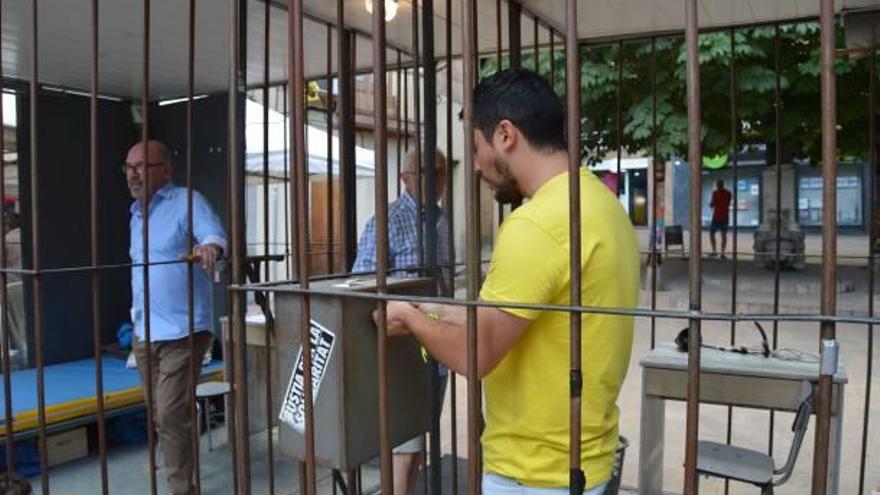 Voluntaris tancats a les cel·les a la plaça de les Fonts de Berga, ahir