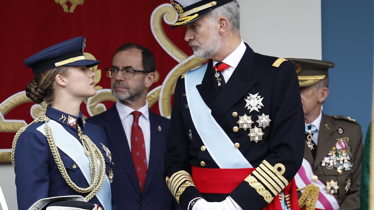 El rey Felipe y la princesa Leonor durante el desfile de las Fuerzas Armadas con motivo de la Fiesta Nacional