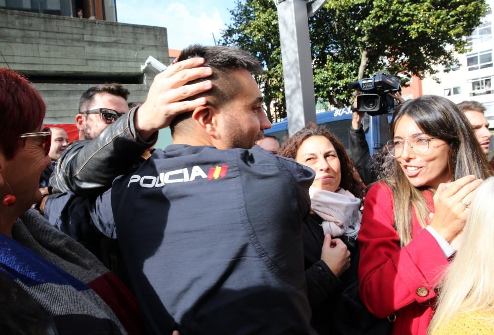 Vigo recibe entre aplausos y al grito de "¡Valientes!" a los agentes de la UIP que regresan de Cataluña