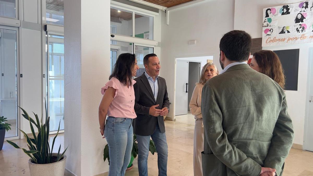 El vicepresidente, acompañado por responsables del Centro Marcelo Nessi.