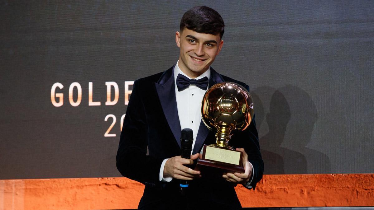 Pedri, feliz tras recibir el Golden Boy