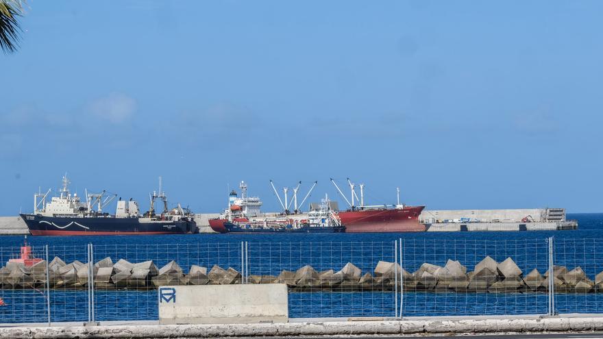 Dos buques estrenan el alargue del muelle Reina Sofía incluso antes del fin de las obras