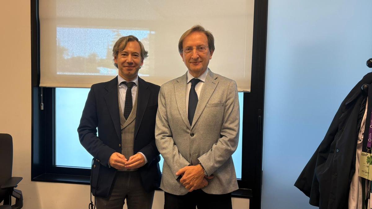 El doctor Carlos Simón, a la derecha, junto al director científico del Imibic, Pablo Pérez Martínez.