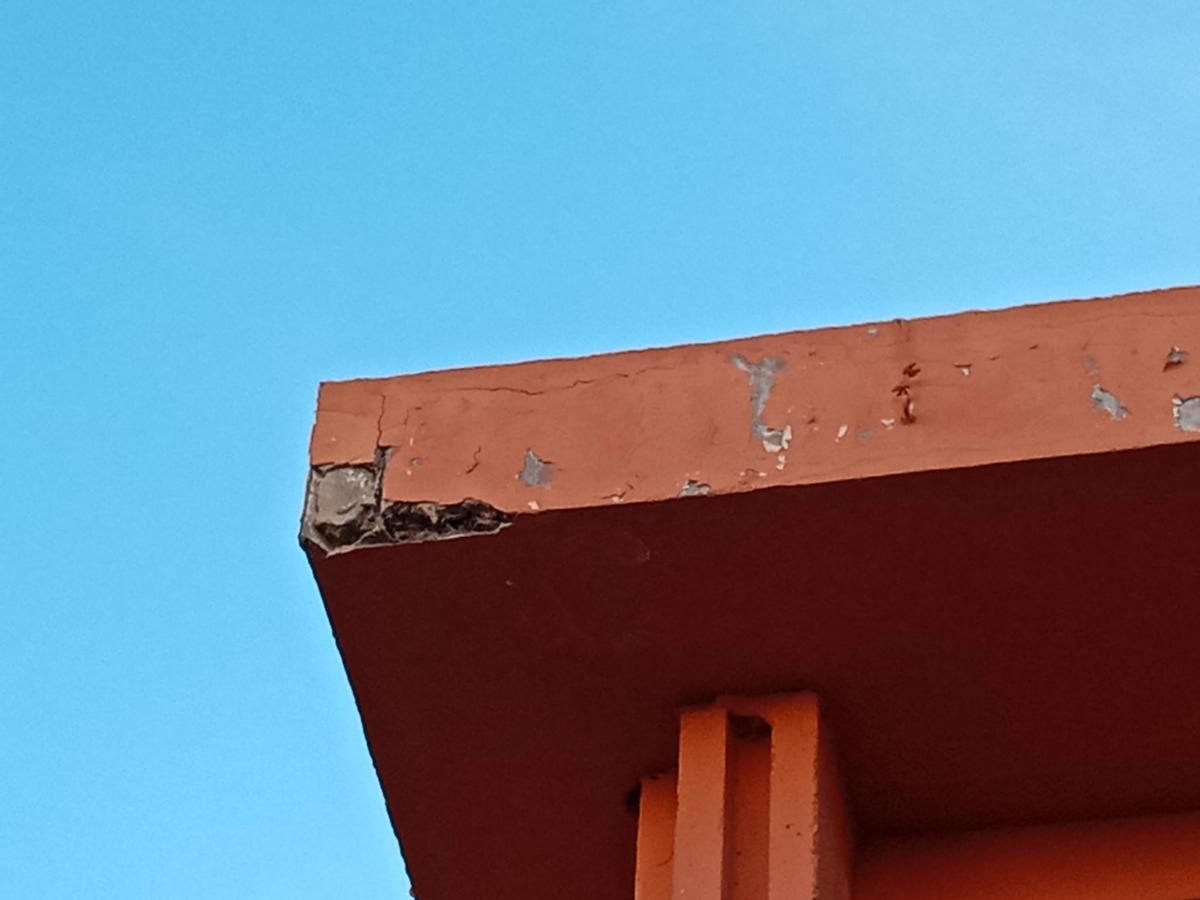 El estado de la cornisa del colegio Azorín