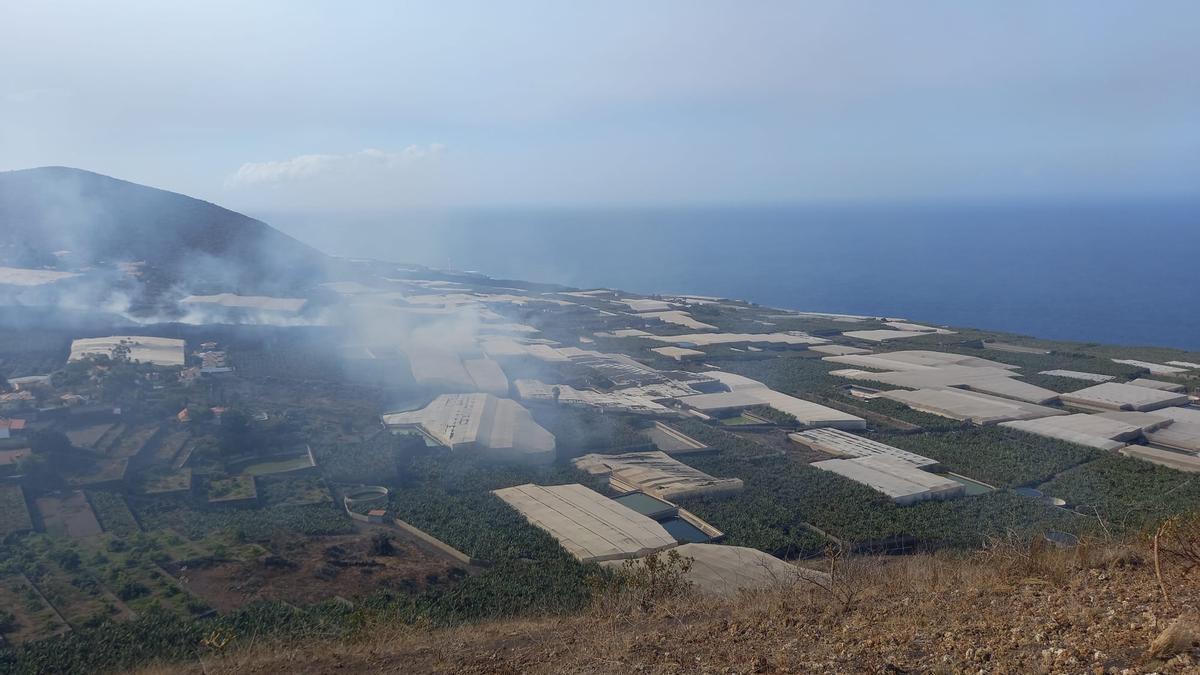 La lava arrasa con lo que quedaba de Todoque y avanza rápido hacia el mar.